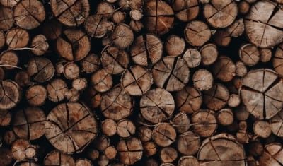 Drewno w kuchni: na ścianie, nad blatem i nie tylko - jak wprowadzić drewniane akcenty?